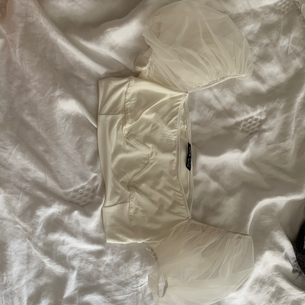 Crop top w/ puffy sleeves